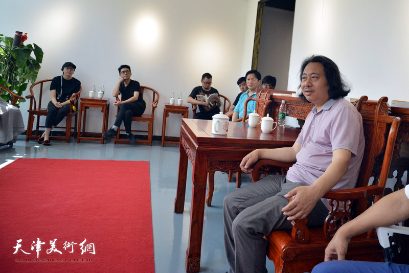 贾广健与青创中心的青年国画家进行交流。