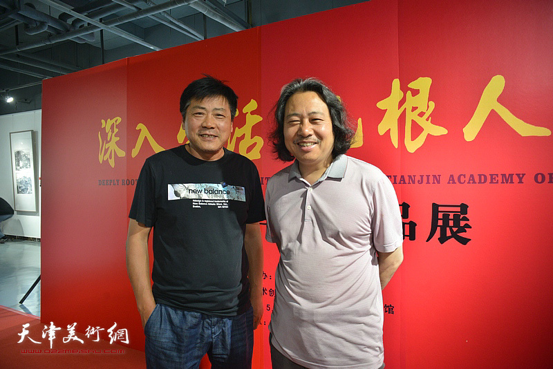 贾广健、张运河在画展现场。