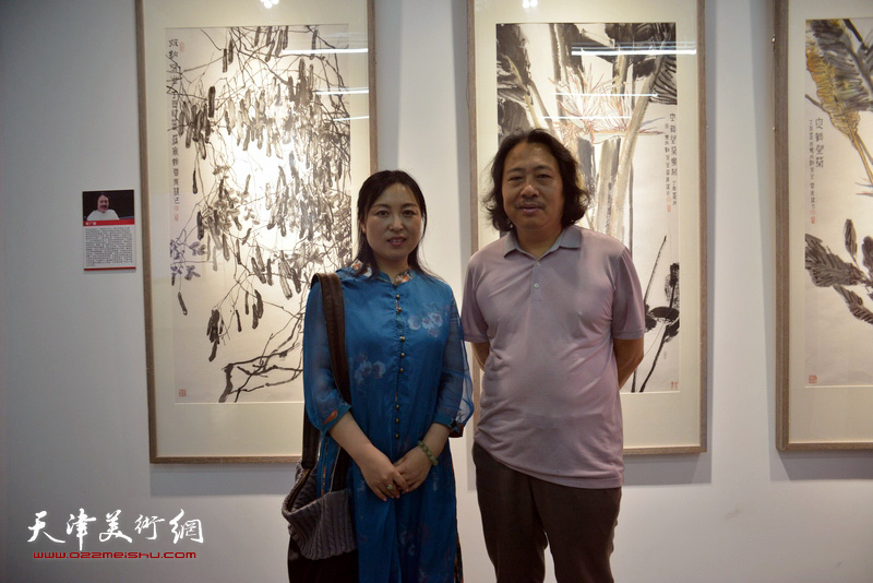 贾广健、于栋华在画展现场。