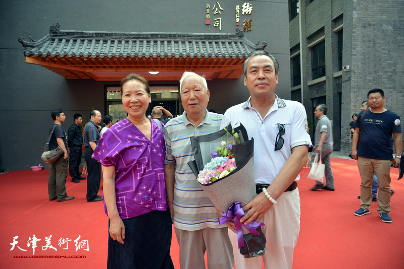 焦俊华、郑岱、李寅虎在光影彩墨艺术馆。