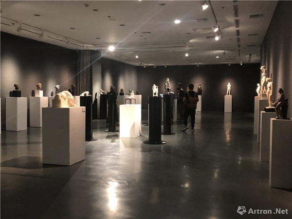 李鹤雕塑作品展在清华美院美术馆开幕