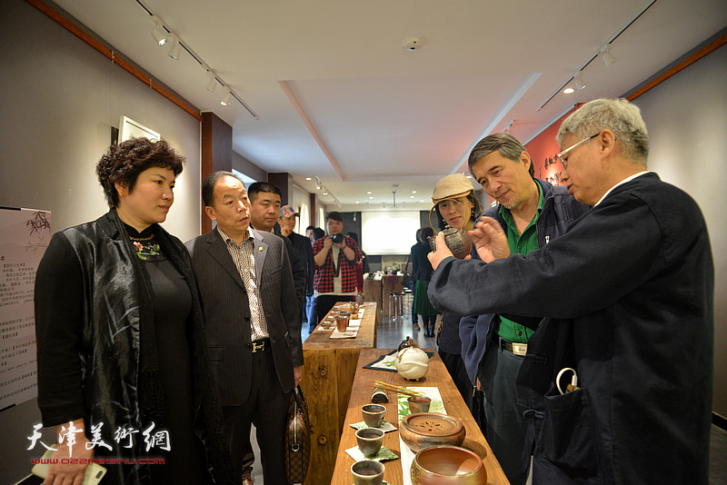 天津市陶瓷商会会长王永才了解林映汝制作的陶艺。