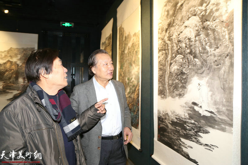 天津画院原院长王峰,著名山水画家刘家城观赏展出的作品