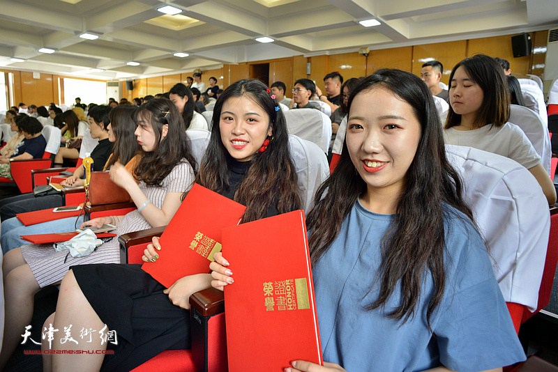 部分获奖学生在颁奖仪式现场。