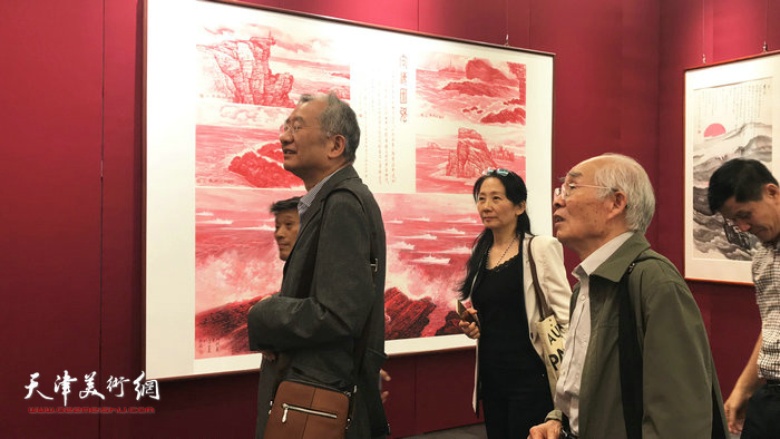 左起：陈传席、宋茄盈、郭文伟、林强在观看海洋画作品