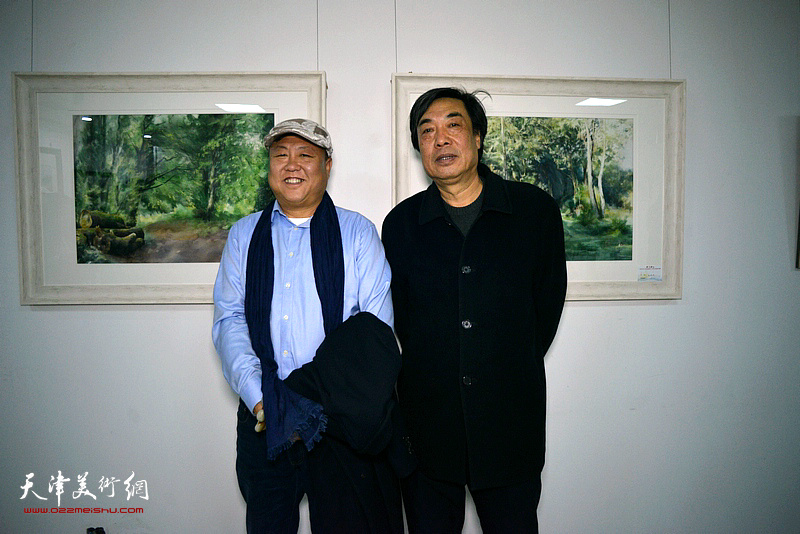 杜晓光、李嘉祥在画展现场。