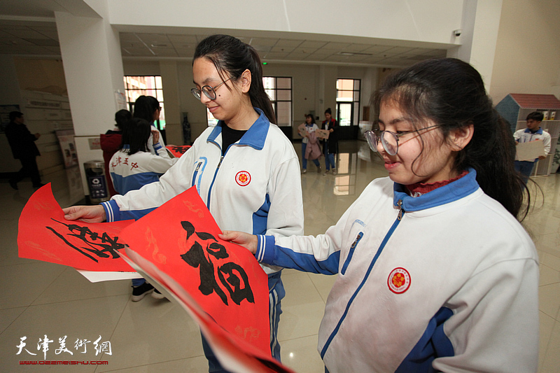 天津市第五中学内地新疆班的学生们晒福.