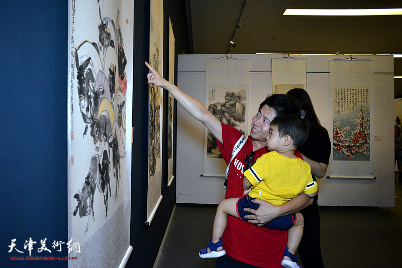 京津冀百名书画玉雕家作品展现场。