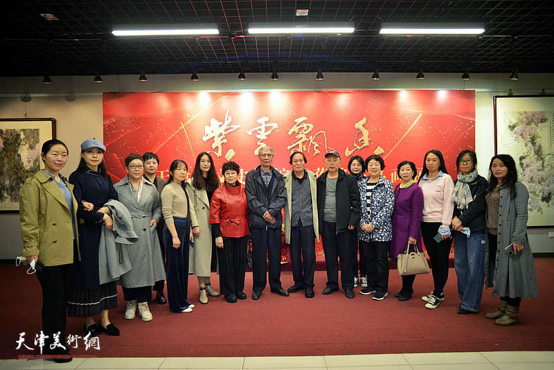 “紫云飘香——天津市文史馆馆员蒋峰花鸟画展”10月14日在蓟州美术馆开幕。