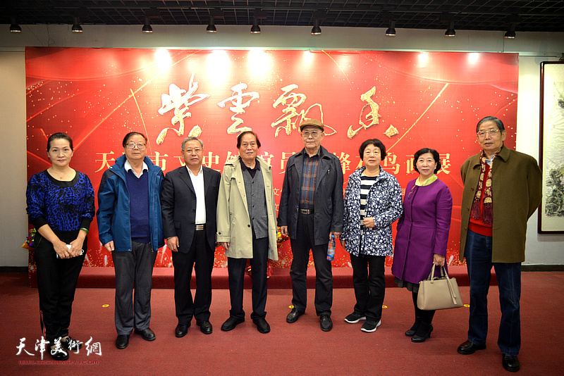 左起：张静、陈启智、魏世华、蒋峰、刘泮书、景晨光、冯字锦、柴寿武在画展现场。