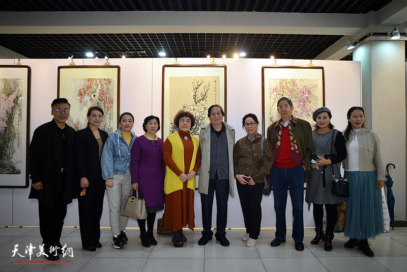蒋峰、崔艳萍、史玉、冯字锦与蓟州区书画爱好者在展览现场。