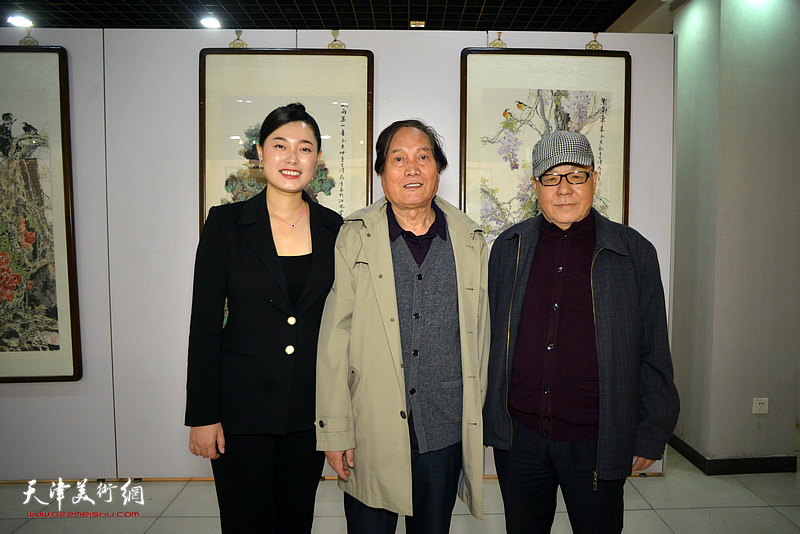 蒋峰、刘凤棋、程姗姗在画展现场。
