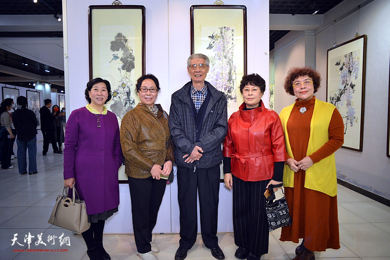 杨德树与梦玉、崔艳萍、史玉、冯字锦在蒋峰花鸟画展现场。
