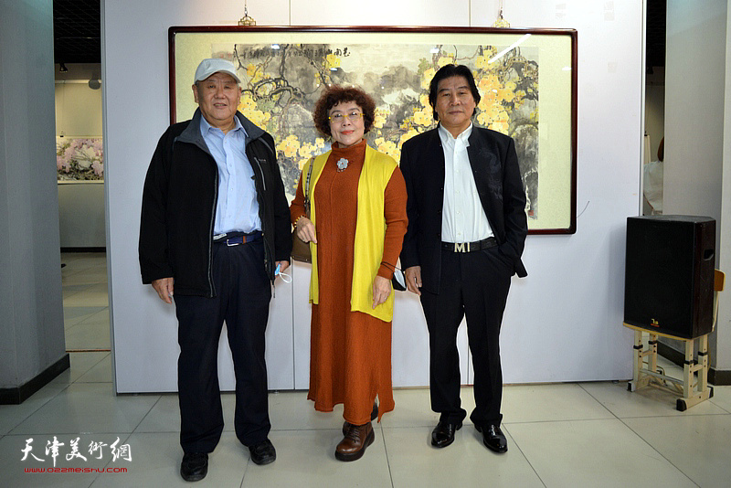 高学年、史玉、易春江在蒋峰花鸟画展现场。