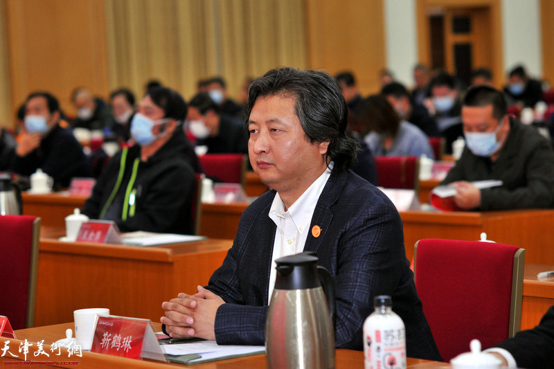 天津市工艺美术学会党支部委员会书记靳鹤琳在大会现场。