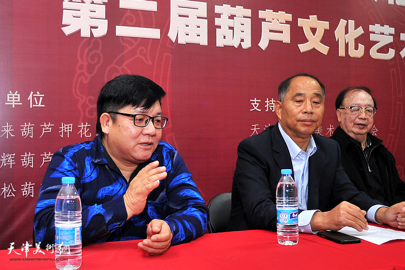 中国工艺美术行业艺术大师张福来介绍第二届荣大花卉葫芦文化艺术节的组织筹备情况。