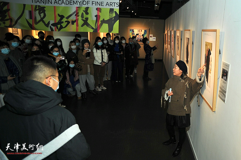姬静老师向学生们介绍展出的作品。