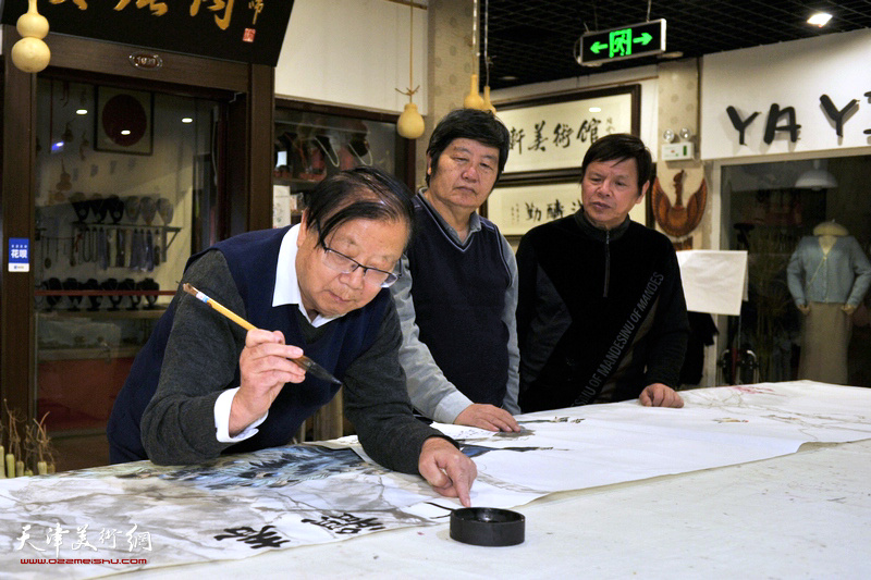陈启智、王惠民、李根友在创作《春韵图》现场。