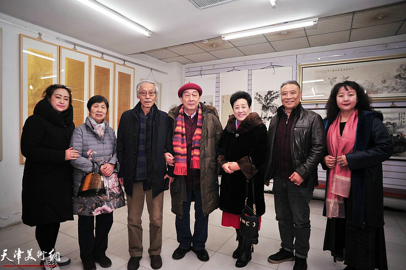 左起：郭丽、栾文娟、姚景卿、温玉荣、翟凤兰、王志祥、张红在画展现场。