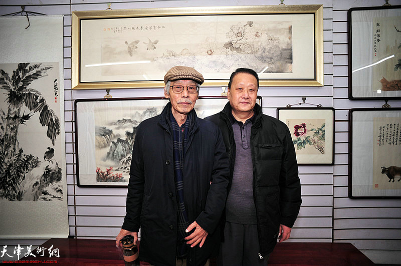 姚景卿、张玉伟在画展现场。