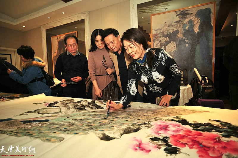 李晏在迎新年“姚家班”书画雅集现场。