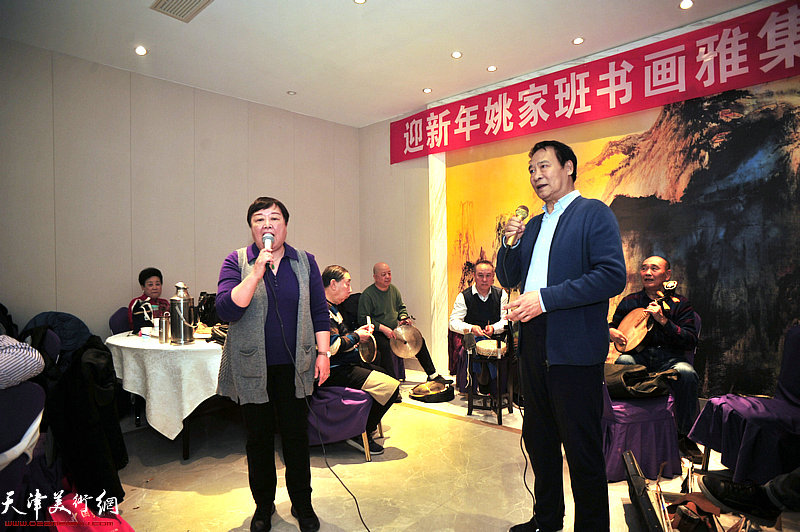 宫小萍、马寒松在书画雅集现场献唱。