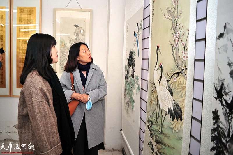 观众在迎新年“姚家班”紫芥园艺术馆书画展上观赏作品。