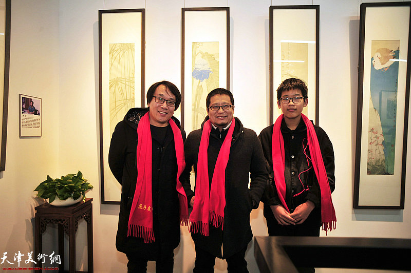 张晓彦、闫勇、闫锦超在展览现场。