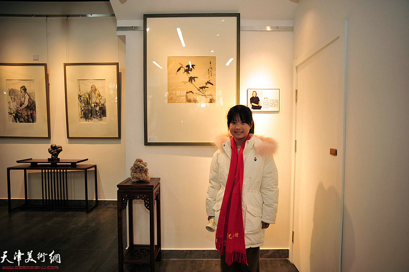 小画家李英轩在展览现场。