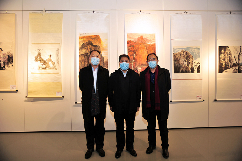 王会臣、卞昭宏、郑龙起在展览现场。