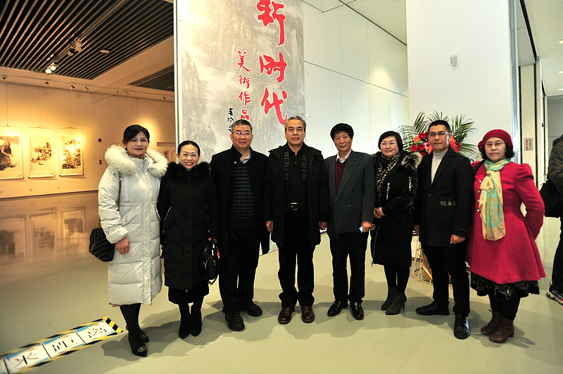 李延春、李寅虎、李守玉、宋晓曼与书画爱好者在展览现场。