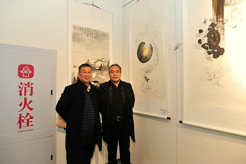 李延春、李寅虎在展览现场。