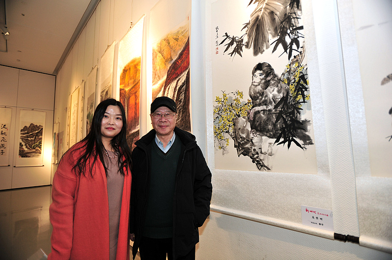 庞黎明、王佳丽在展览现场。