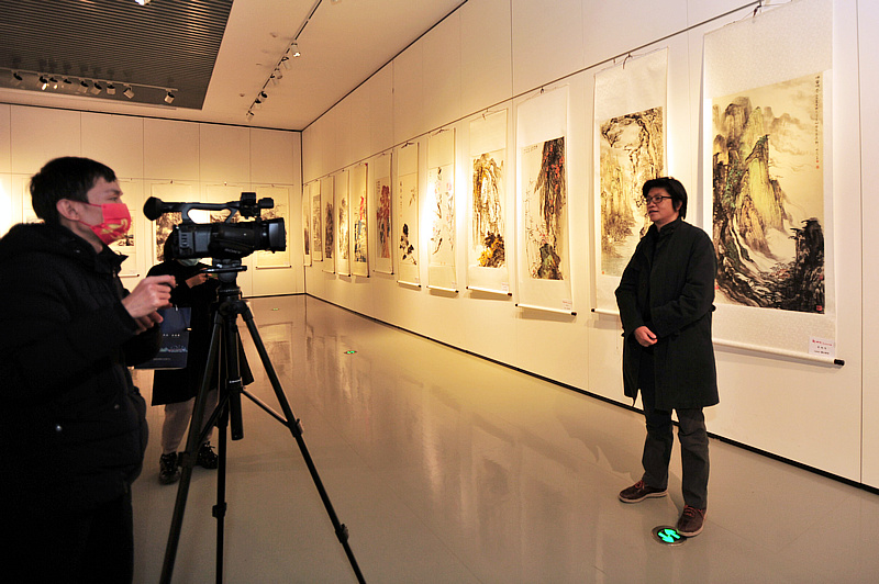 李旭飞在展览现场接受媒体采访。