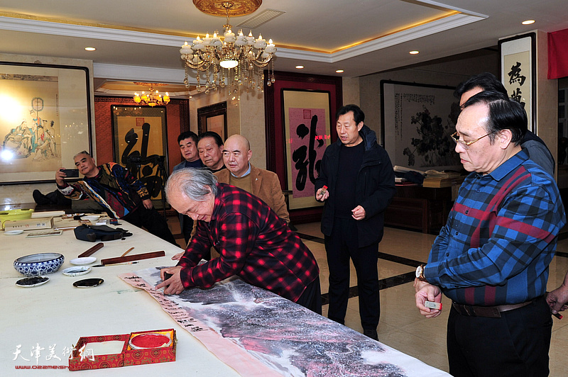 “百名画家绘冬奥”走进天津，图为参加现场活动的艺术家现场创作。
