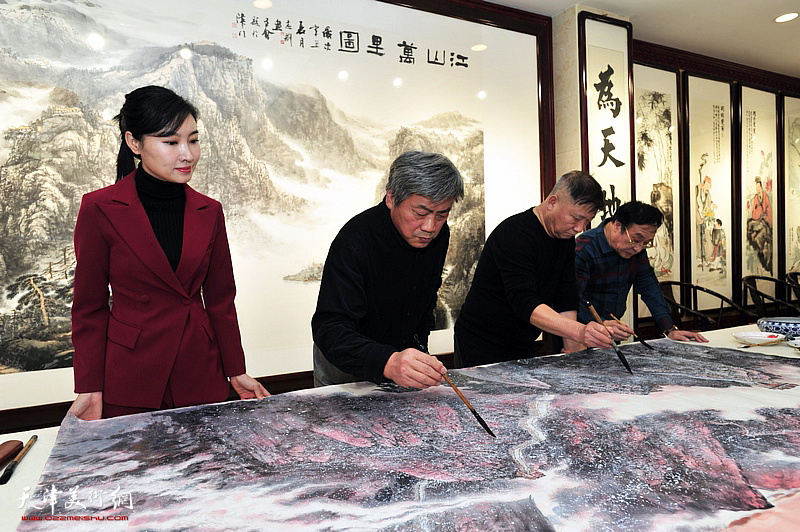 “为奥运喝彩”项目“百名画家绘冬奥”走进天津主持人现场采访艺术家。