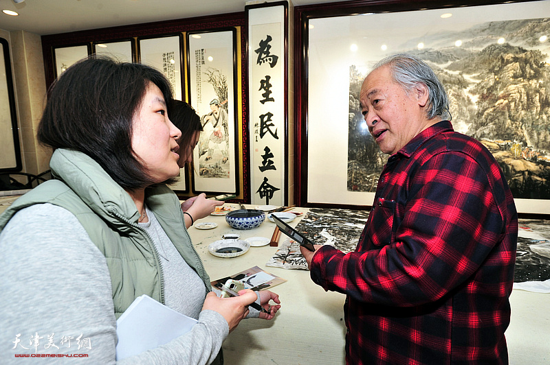 “为奥运喝彩”项目“百名画家绘冬奥”走进天津记者现场采访王书平。