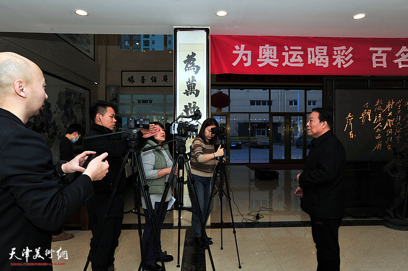 胡玉林接受“百名画家绘冬奥”走进天津采访。