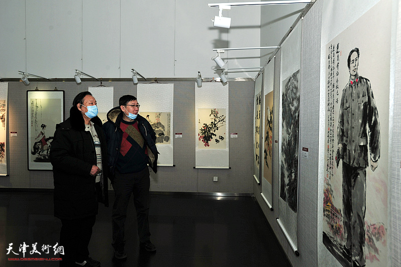 刘家城、杨东观赏展出的作品。