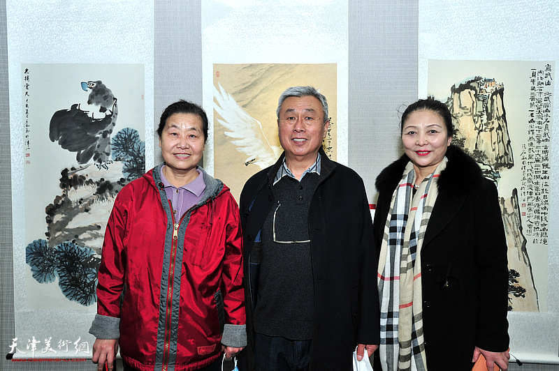 左起：张明荣、王建涛、李国英在展览现场。