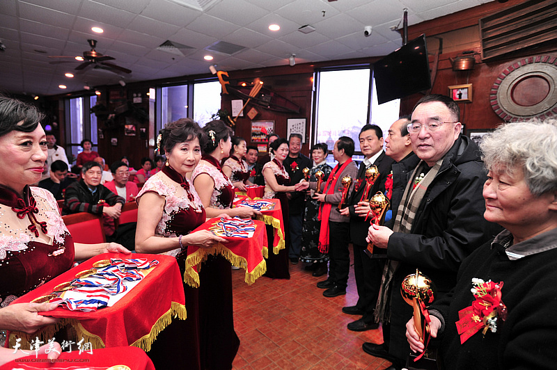 第五届中国书画春晚天津会场为书画家颁奖。