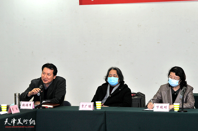 天津市美协秘书长张福有主持座谈会。