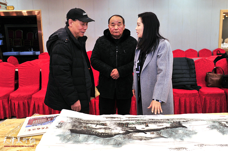 左起：郭凤祥、李建华、马艳在活动现场。