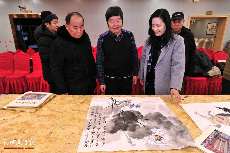 左起：李建华、王惠民、马艳在活动现场。
