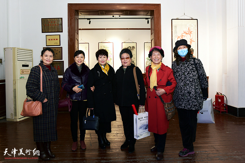 李蓉、陈莉、梦玉、李家红、王玉华、赵月兰在展览现场。