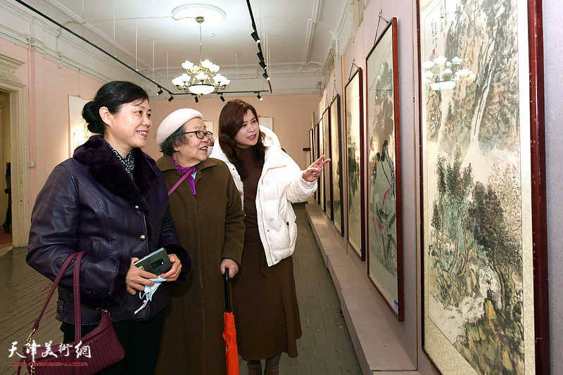 薛燕、陈莉、曹凤梅观赏展出的作品。