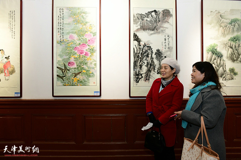 王洪春、张玉兰观赏展出的作品。