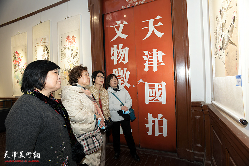 胡潇、杜淑骑等女画家观赏展出的作品。