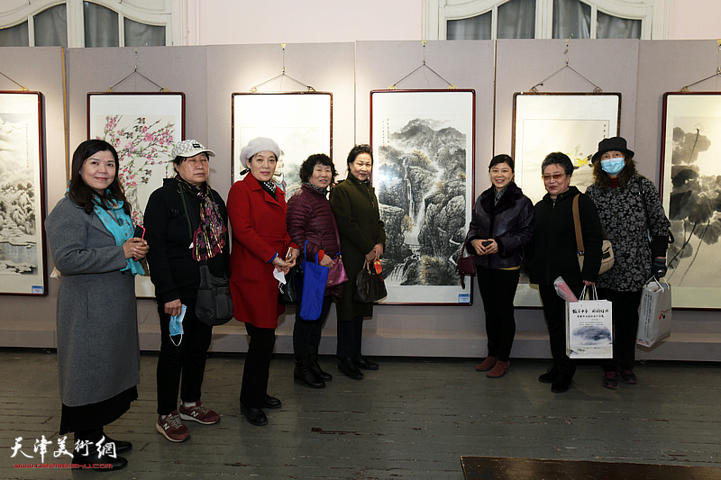左起：王洪春、边焕娣、张玉兰、李永琴、单国钧、陈莉、李家红、赵月兰在展览现场。