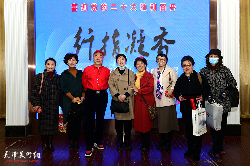 左起：李蓉、张颖、陈德生、李文、王玉华、刘丽华、李家红、赵月兰在展览现场。